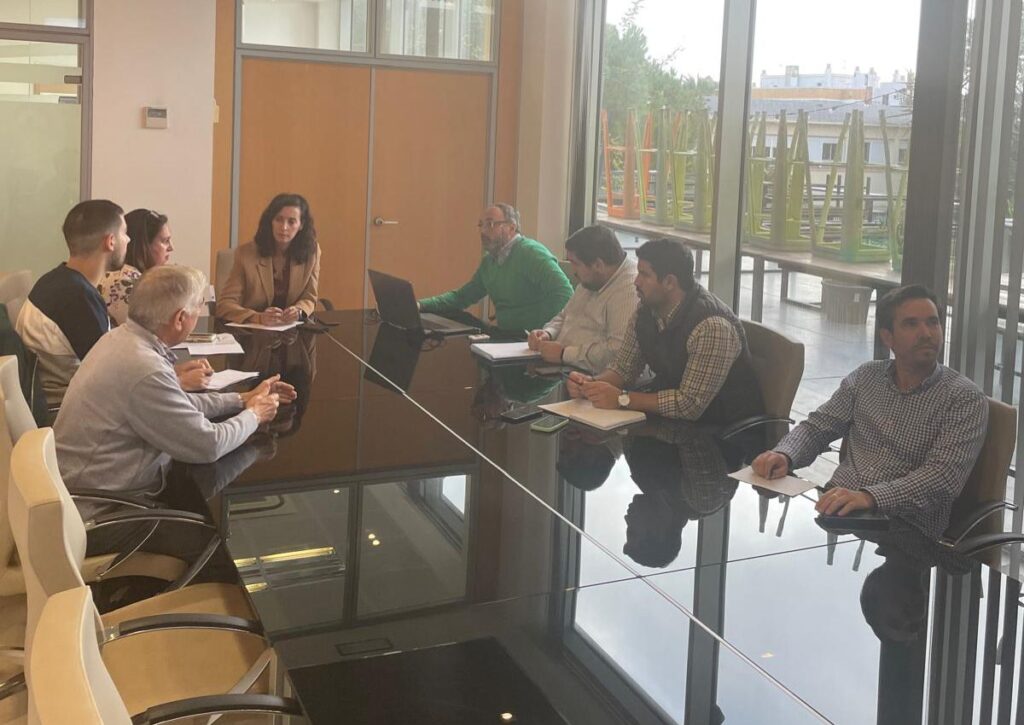 El Cisne traslada al Ayuntamiento las demandas de la Cañada de los Tomates en una reunión de trabajo