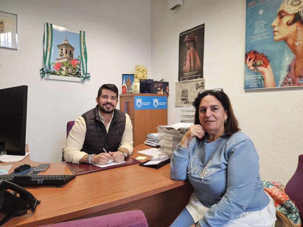 La presidenta de la Asociación de vecinos El Cisne María del Carmen Baez, reunida con Jorge Juliá en el Ayto. de Algeciras